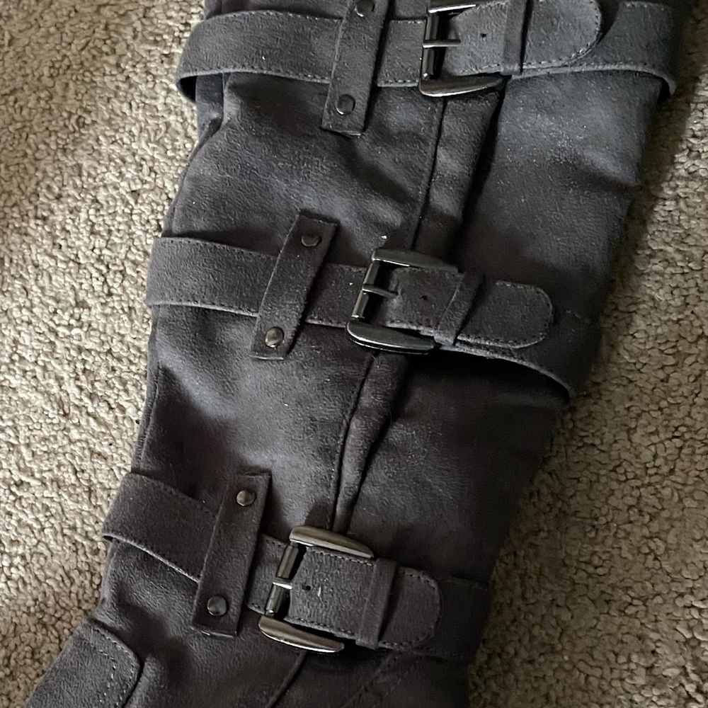 Size 7.5 woman’s Knee High With a platform Heel